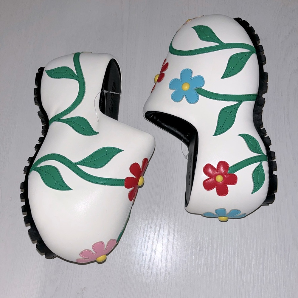 BNWT Delia’s SAMPLE Platform Covered Clogs - White with Multicolor Flowers